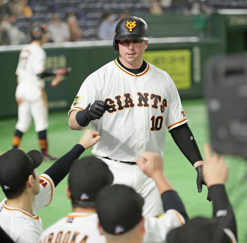 巨人対日本ハム　8回裏巨人1死、右越え本塁打を放ちタッチを交わすスモーク（撮影・足立雅史）