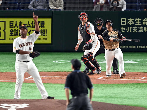 巨人対日本ハム　1回表日本ハム2死一塁、右飛に倒れる中田（撮影・たえ見朱実）