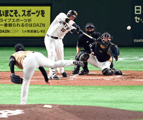 巨人対日本ハム　1回裏巨人1死一、二塁、左越えに適時二塁打を放つスモーク。投手池田（撮影・たえ見朱実）