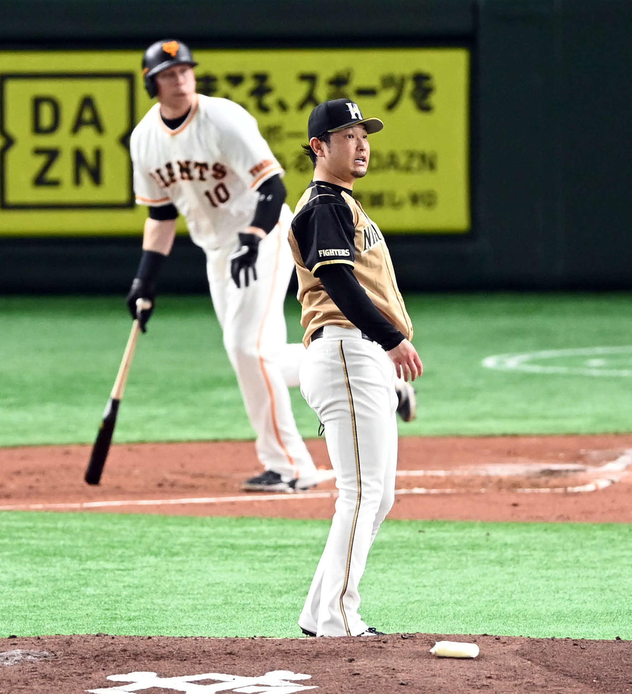 巨人対日本ハム　1回裏巨人1死一、二塁、スモークに適時二塁打を許し2失点目を喫する池田（撮影・たえ見朱実）