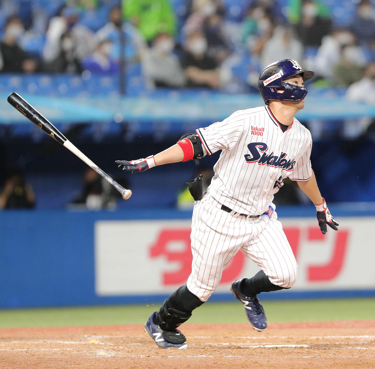 ヤクルト対西武　3回裏ヤクルト2死三塁、右越え2点本塁打を放つ青木（撮影・河田真司）