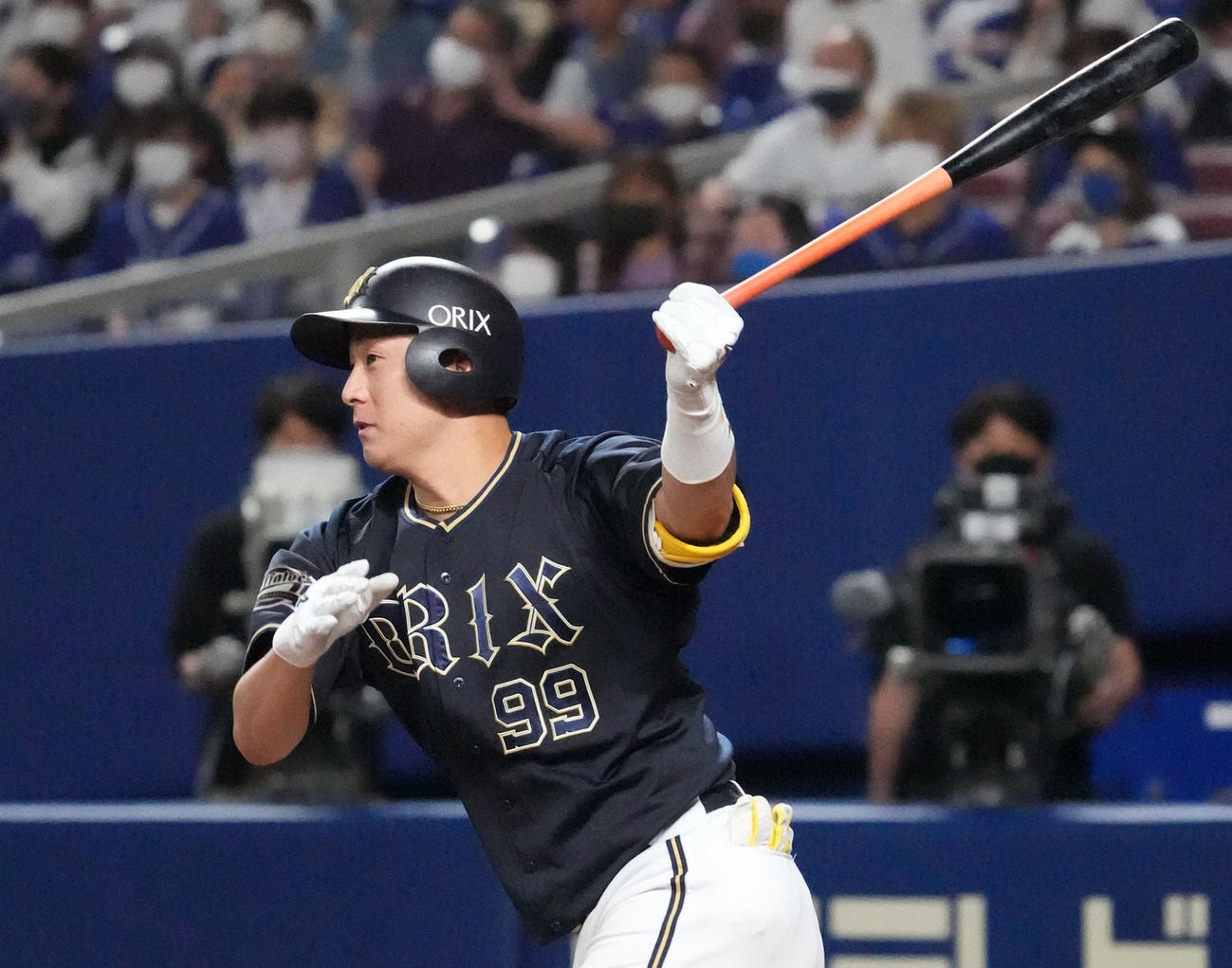 中日対オリックス　1回表オリックス無死満塁、左前2点適時打を放つ杉本（撮影・森本幸一）