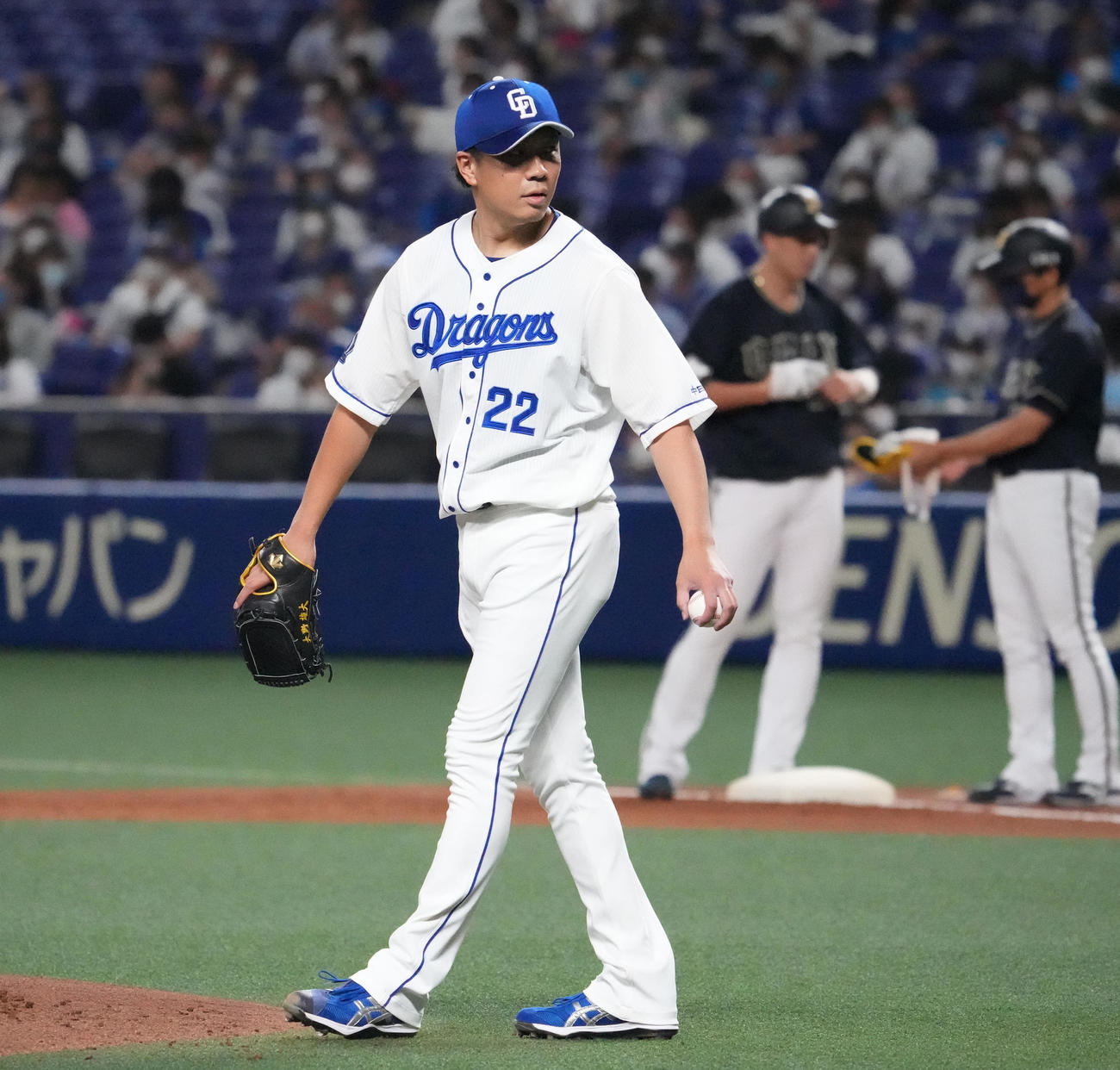 中日対オリックス　1回表オリックス無死満塁、杉本（右から2人目）に左前2点適時打を打たれた中日先発の大野雄（撮影・森本幸一）