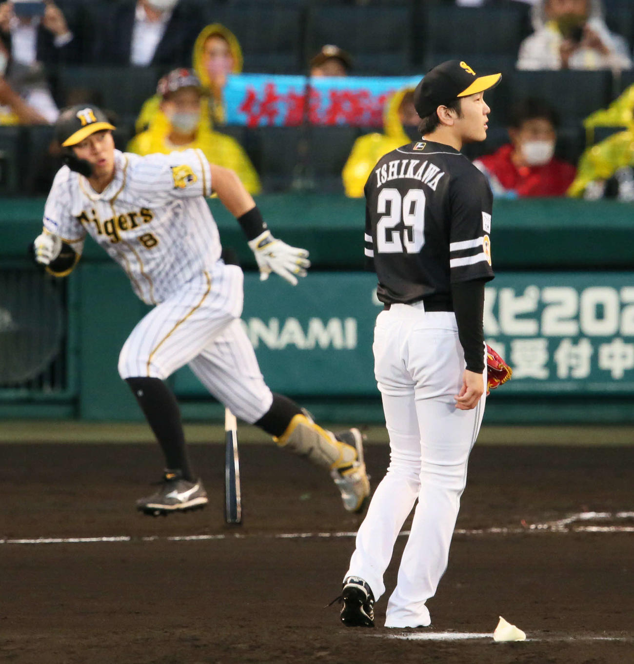 阪神対ソフトバンク　2回裏阪神無死、石川（手前）は佐藤輝に左へ二塁打を浴びる（撮影・上山淳一）