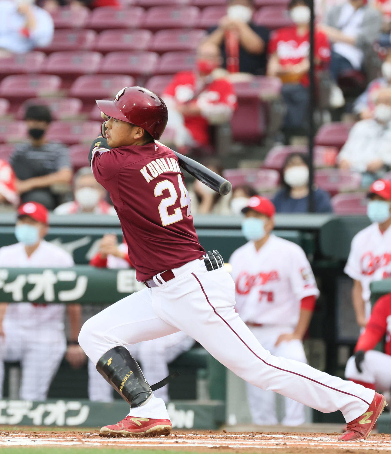 広島対楽天　1回表楽天2死一、二塁、黒川は右越え3点本塁打を放つ（撮影・加藤孝規）