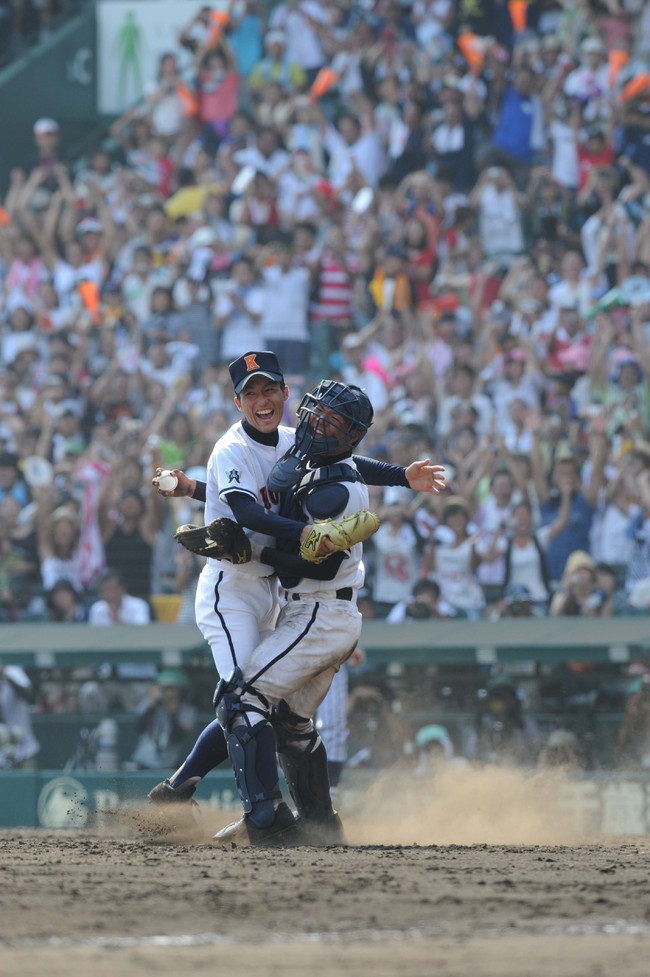 第92回全国高校野球選手権大会・決勝　興南対東海大相模　完投で東海大学付属相模を破った、興南のエース島袋洋奨（左）と山川大輔捕手が抱き合って大喜び（撮影・外山哲司）＝２０１０年８月21日