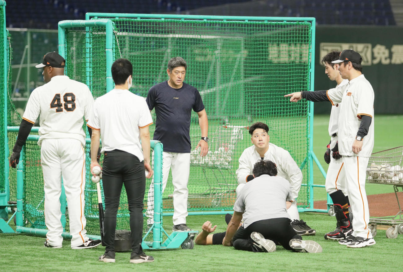 打撃投手を行っていた際、ケージに跳ね返った打球が頭に当たり倒れ込む巨人後藤コーチ（撮影・足立雅史）
