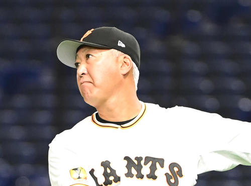 頭部付近に打球直撃 巨人後藤コーチ倒れる 一時騒然も自力でベンチに プロ野球 日刊スポーツ