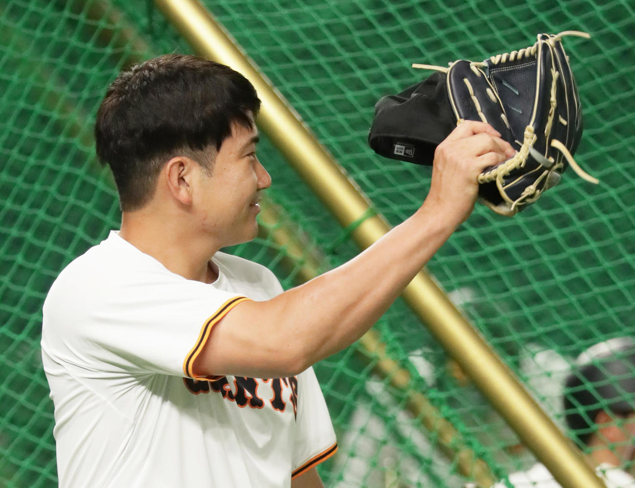 合流し、練習前に笑顔であいさつを交わす巨人菅野（撮影・足立雅史）