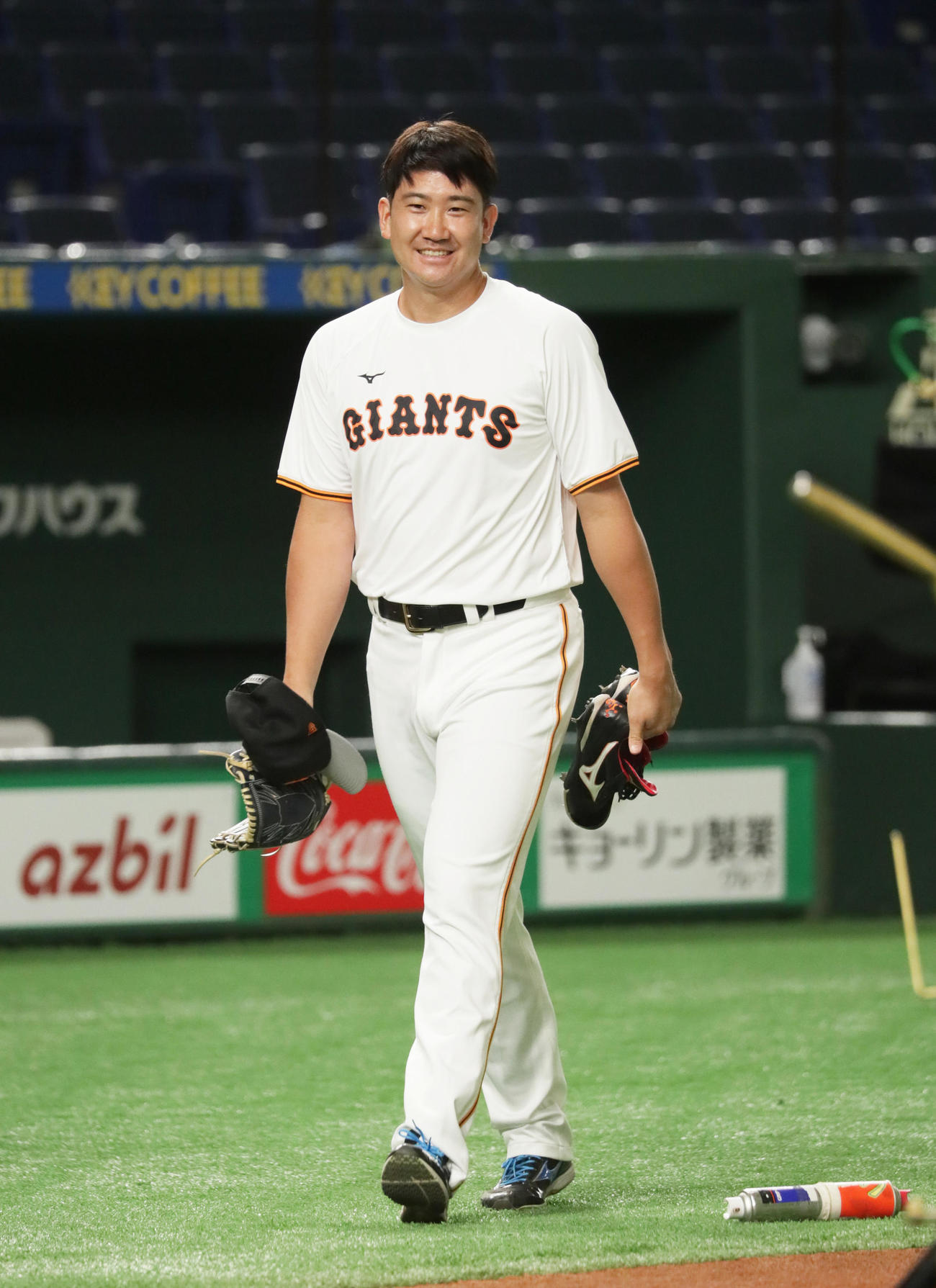 合流し、練習前に笑顔を見せる巨人菅野（撮影・足立雅史）