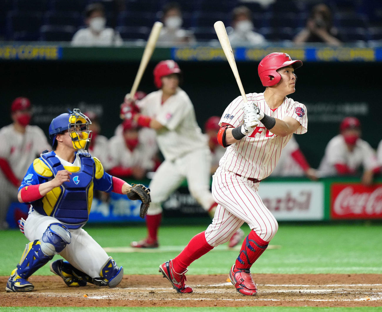 富士大対岐阜聖徳学園大　3回表富士大2死一塁、右越えに逆転2点本塁打を放つ山城響（撮影・江口和貴）