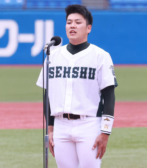 石巻専大対天理大　選手宣誓を行う石巻専大・門脇主将（撮影・野上伸悟）