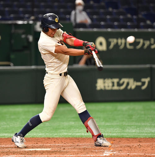 東亜大対大商大　3回裏大商大2死満塁、薮井は右前に適時打を放つ（撮影・柴田隆二）