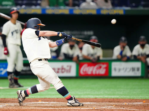 北海学園大対福井工大　2回裏福井工大2死満塁、満塁本塁打を放つ長峯（撮影・江口和貴）