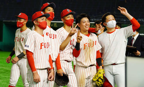 富士大対岐阜聖徳学園大　試合後、スタンドに向かって記念撮影に応じる富士大の選手たち（撮影・江口和貴）
