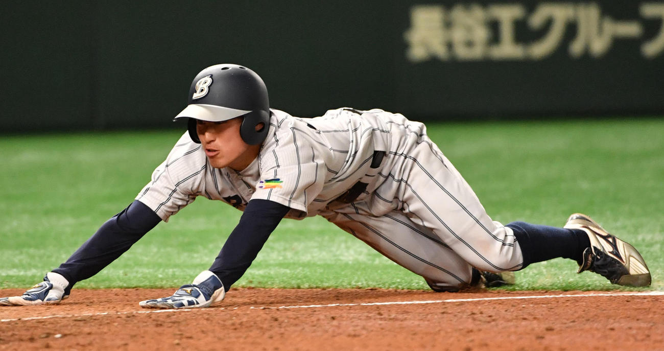 名城大対佛教大　3回裏佛教大2死二塁、森本の右前適時打で二塁走者大星が生還する（撮影・柴田隆二）