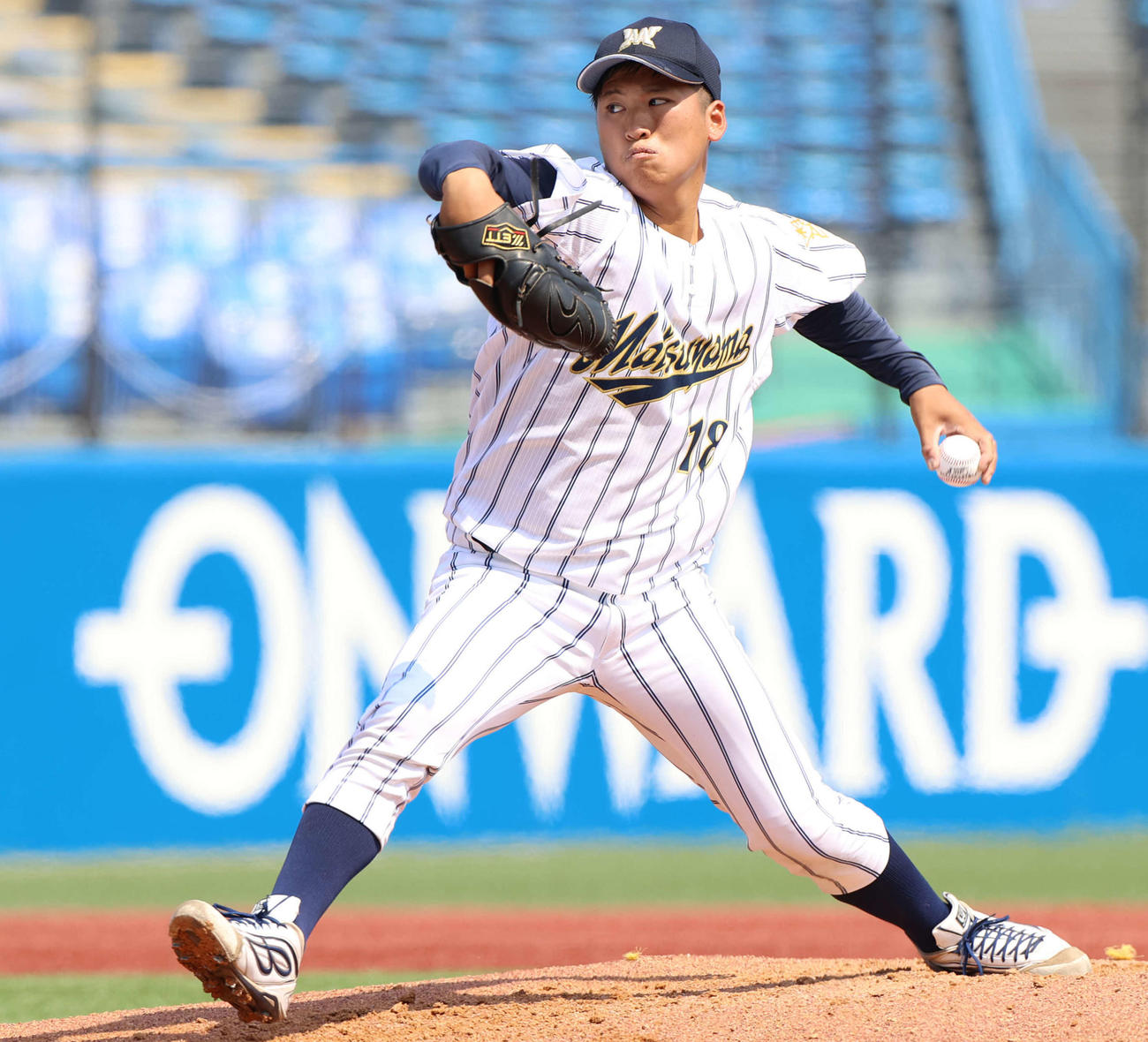 松山大対関学大　力投する松山大先発の菊池（撮影・河野匠）