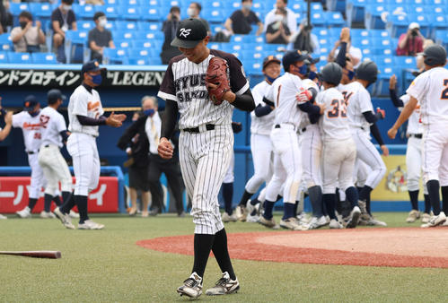 九産大対和歌山大 サヨナラ負けを喫し、歓喜の輪を作る和歌山大ナインを背にうつむく渡辺(撮影・河野匠)