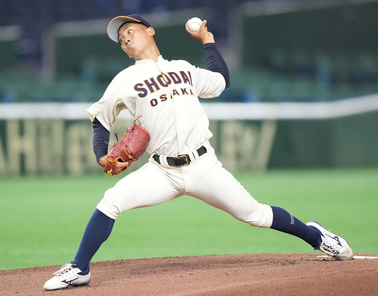 福井工大対大商大　先発し力投する大商大・伊原（撮影・鈴木みどり）