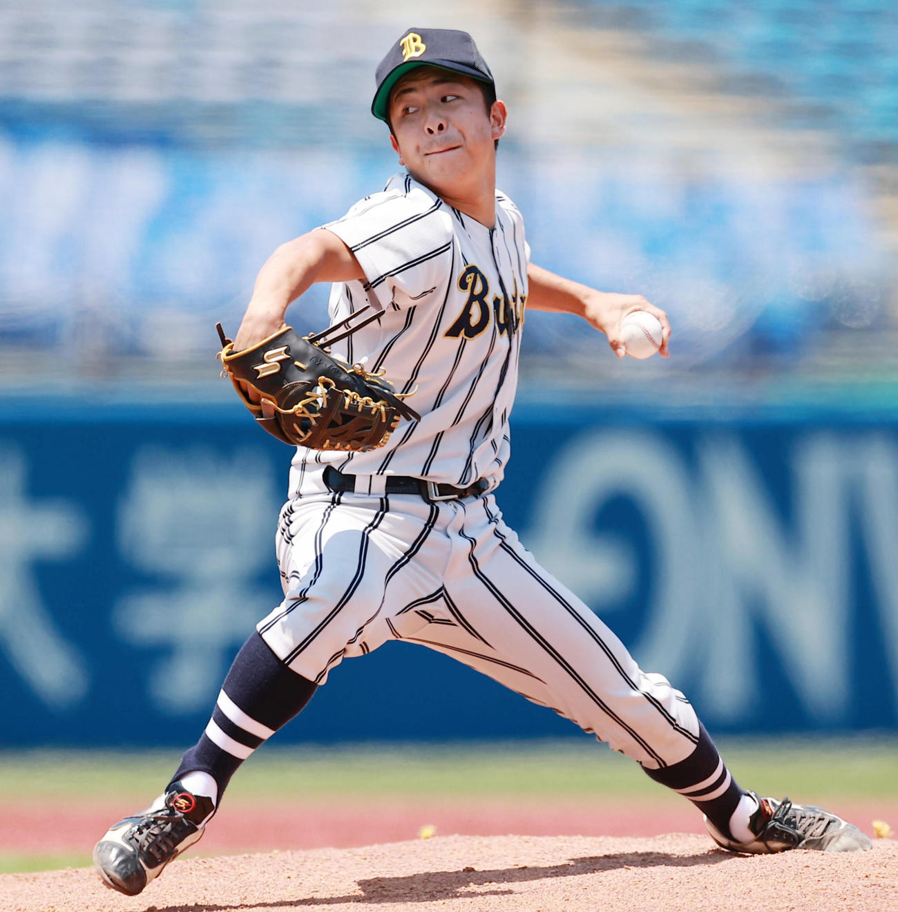 関学大対国際武道大　力投する国際武道大先発の板川（撮影・野上伸悟）