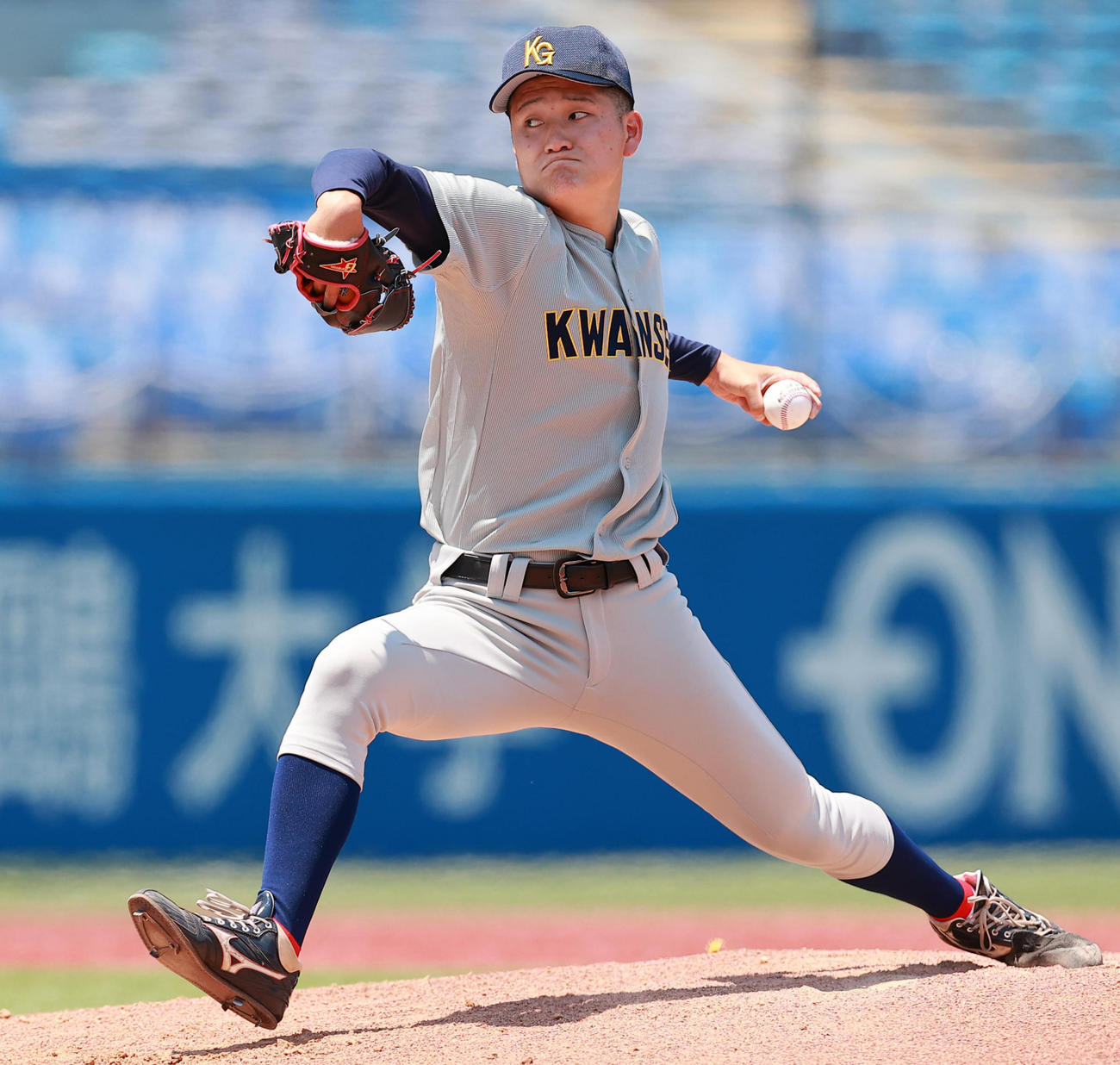 関学大対国際武道大　力投する関学大先発の山本（撮影・野上伸悟）