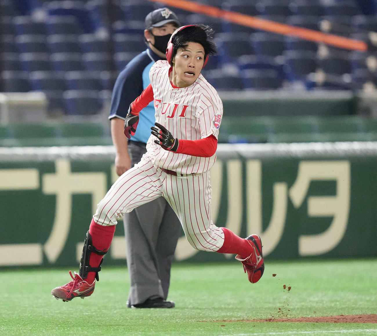 国学院大対富士大　4回裏富士大2死二塁、先制のランニング本塁打を放ち本塁へ激走する麦谷（撮影・鈴木みどり）