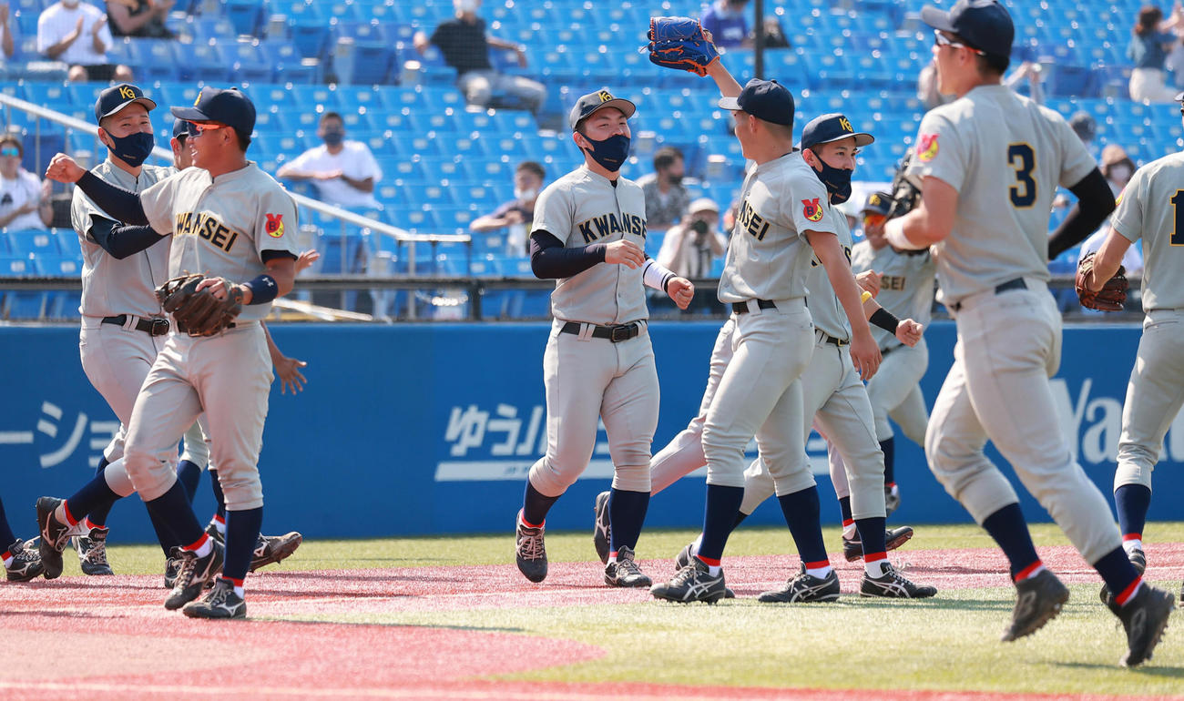関学大対国際武道大　勝利を喜ぶ関学大の選手たち（撮影・野上伸悟）