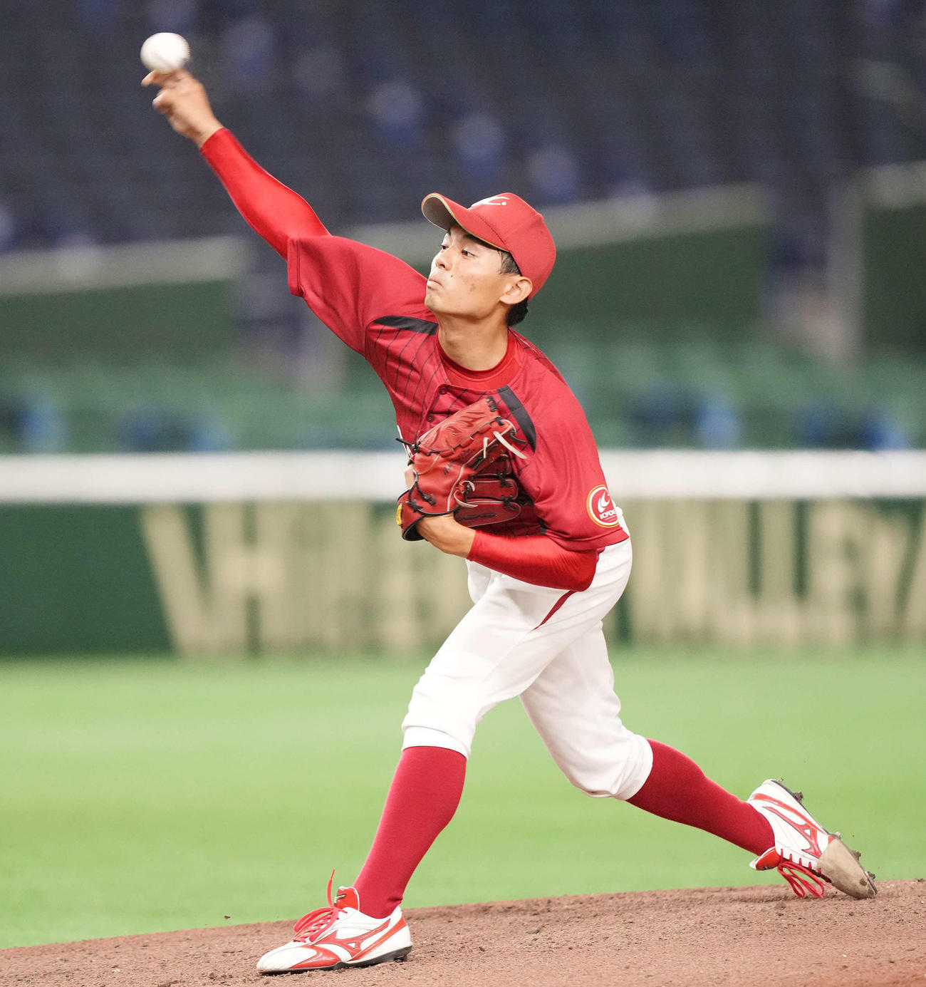 福岡大対共栄大　先発し力投する共栄大・小久保（撮影・鈴木みどり）