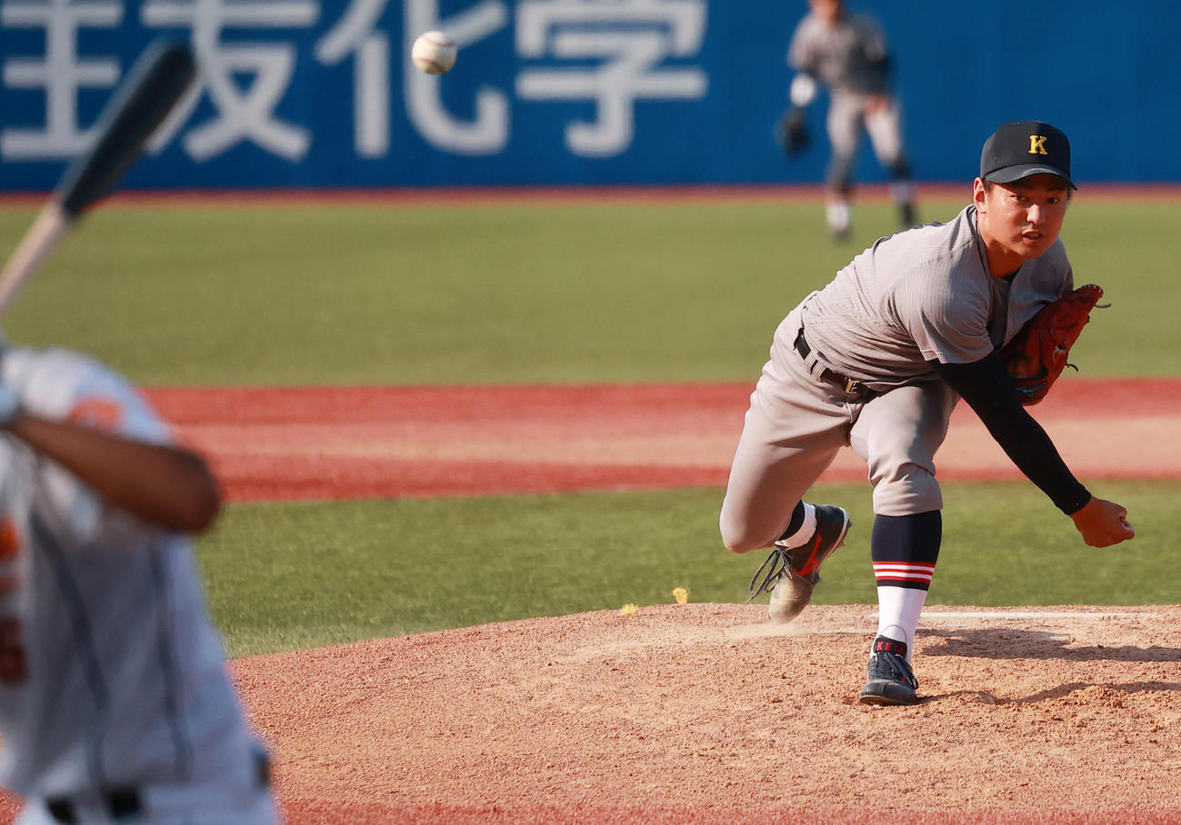 慶大対和歌山大　力投する慶大先発の森田（撮影・野上伸悟）
