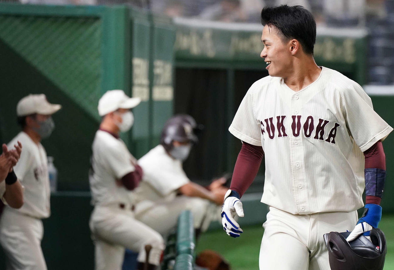 福岡大対共栄大　4回表福岡大1死一塁、右越え2点本塁打を放った園田（右）はサイレントトリートメントで祝福される（撮影・鈴木みどり）