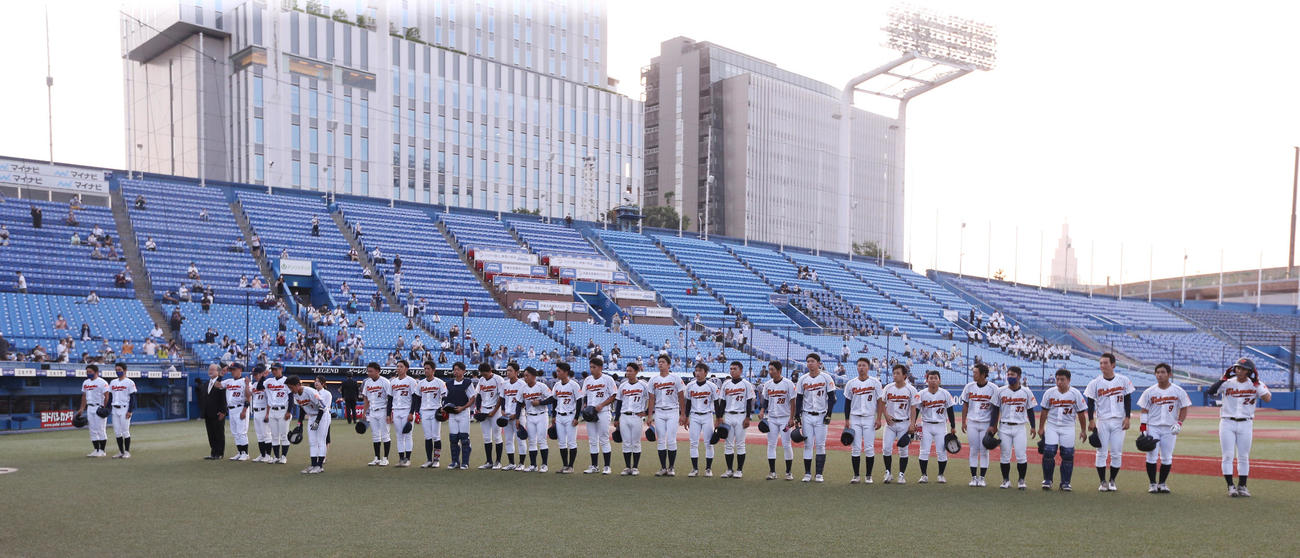 慶大対和歌山大　2－4で敗れ、客席に向かってあいさつする和歌山大の選手たち（撮影・野上伸悟）