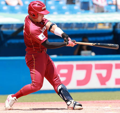 桜美林大対上武大　5回表桜美林大2死、中前打を放つ中野（撮影・野上伸悟）