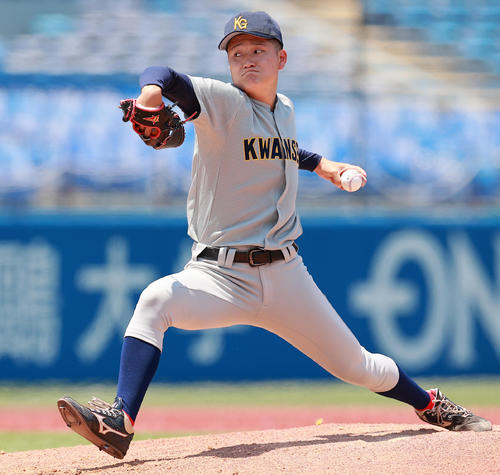 関学大対国際武道大　力投する関学大先発の山本（撮影・野上伸悟）