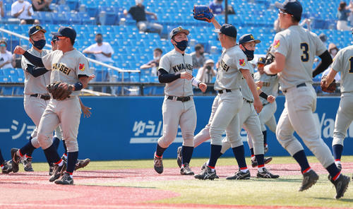 関学大対国際武道大　勝利を喜ぶ関学大の選手たち（撮影・野上伸悟）