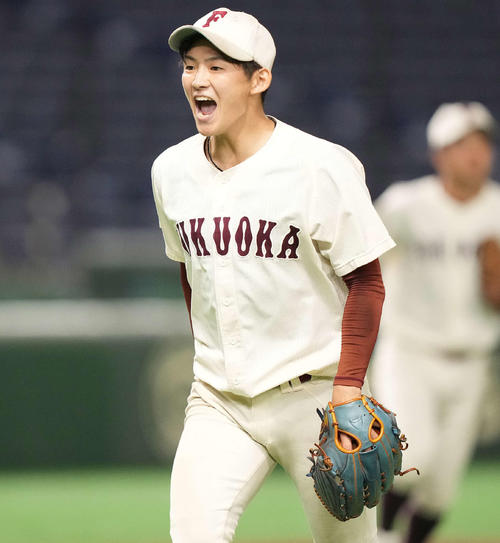 福岡大対共栄大　1回裏を3者凡退に抑え、ほえる福岡大・藤松（撮影・鈴木みどり）