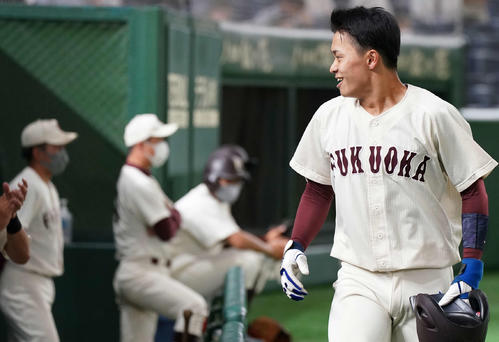 福岡大対共栄大　4回表福岡大1死一塁、右越え2点本塁打を放った園田（右）はサイレントトリートメントで祝福される（撮影・鈴木みどり）