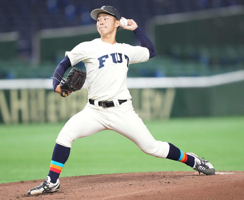 福井工大対大商大　先発し力投する福井工大・祝原（撮影・鈴木みどり）