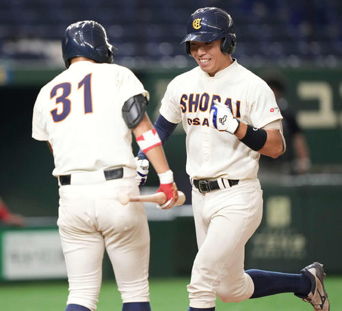 福井工大対大商大　5回裏大商大1死、左越えソロ本塁打を放った加川（右）は笑顔で生還（撮影・鈴木みどり）