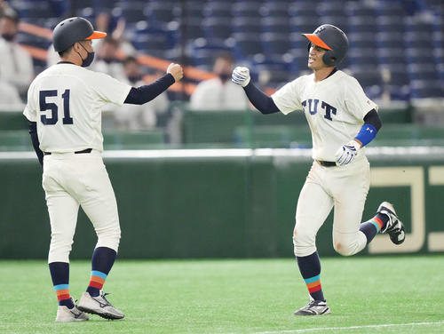 福井工大対大商大　6回表福井工大無死、左越えソロ本塁打を放った木村（右）はダイヤモンドをまわる（撮影・鈴木みどり）