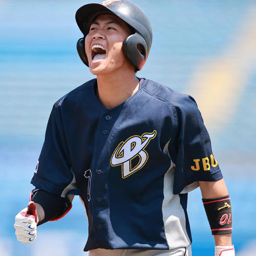 桜美林大対上武大　7回裏上武大1死満塁、中犠飛を放つも納得がいかない様子の山脇（撮影・野上伸悟）