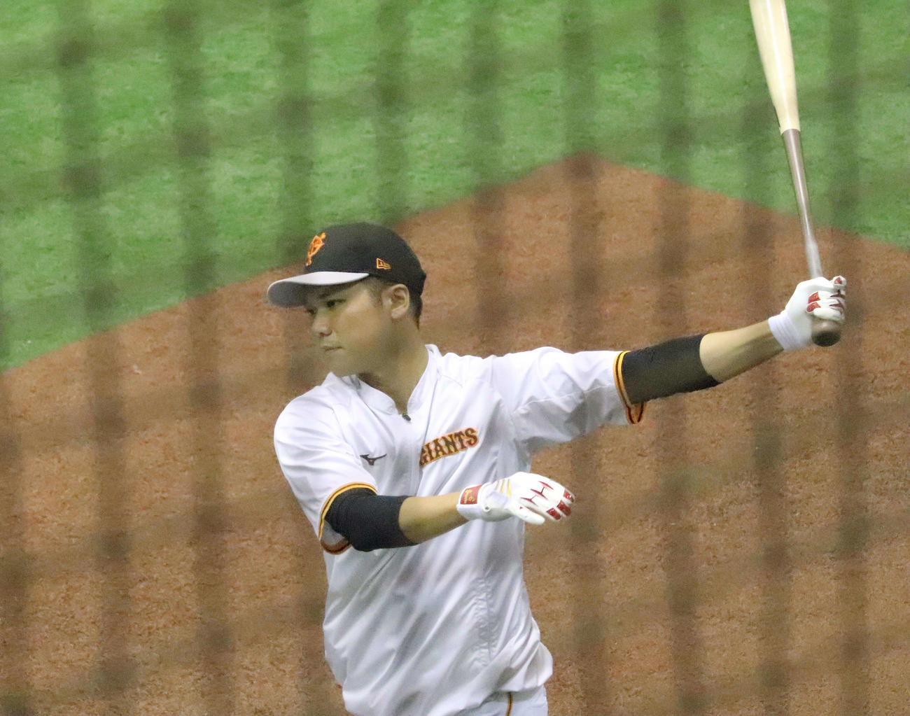 ジャイアンツ球場でティー打撃を行う巨人坂本（撮影・小早川宗一郎）