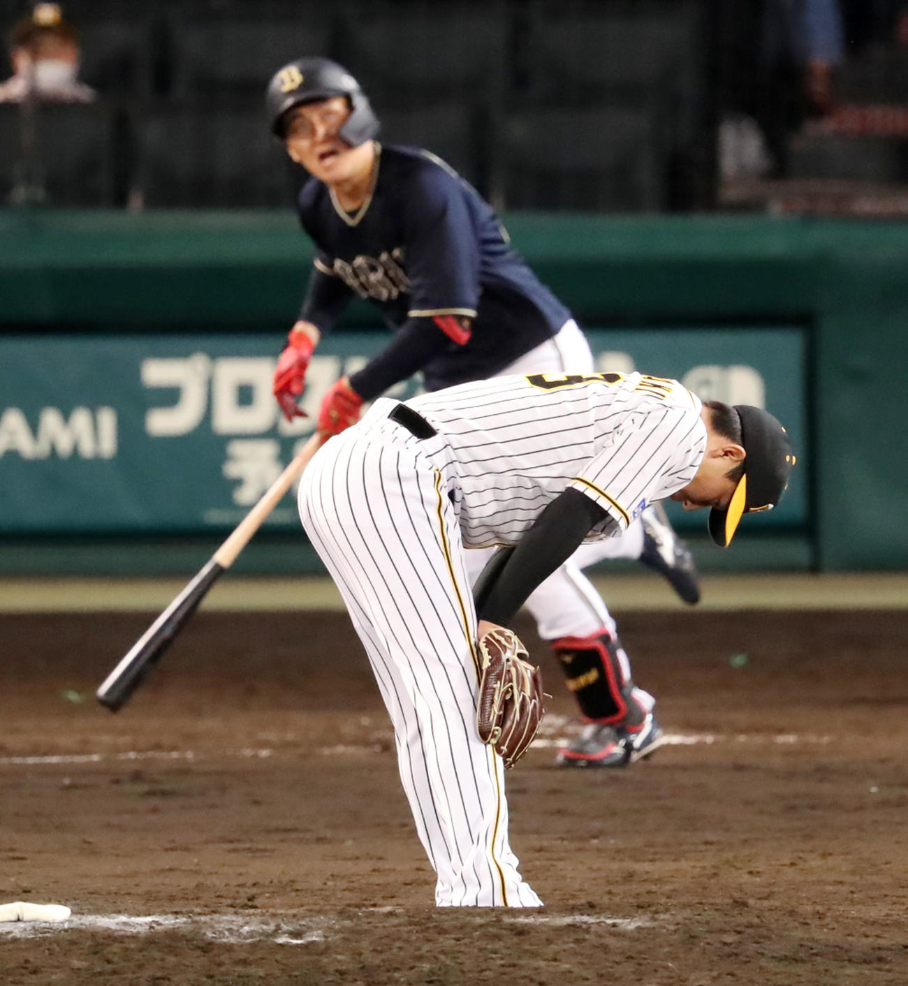 阪神対オリックス　8回表オリックス1死一塁、岩崎は紅林に中越え勝ち越し2点本塁打を浴びる（2021年6月3日撮影）