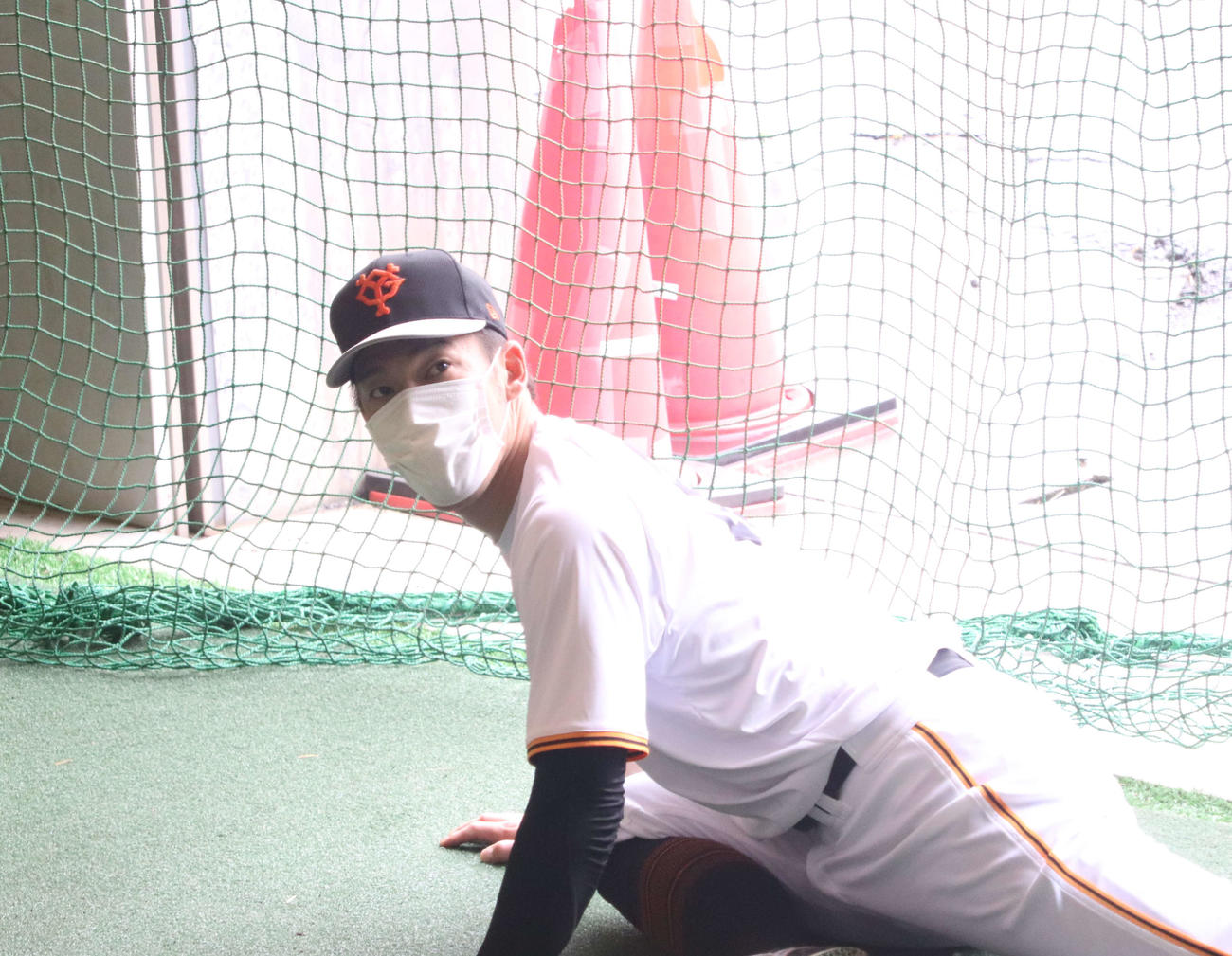 ジャイアンツ球場でストレッチを行う巨人梶谷隆幸（撮影・小早川宗一郎）