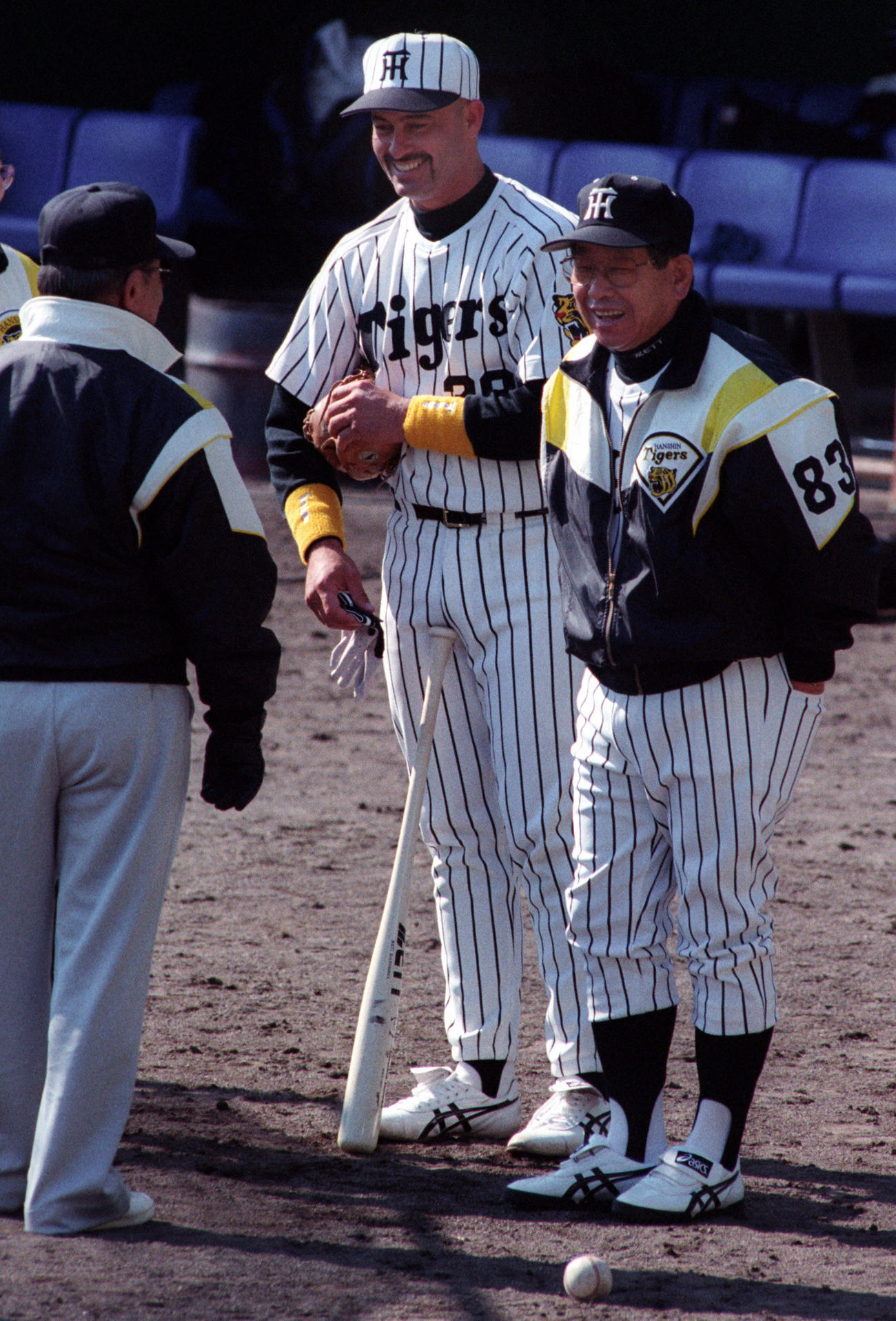 97年、吉田監督（右）とともに笑顔でキャンプ初日を迎えるグリーンウェル