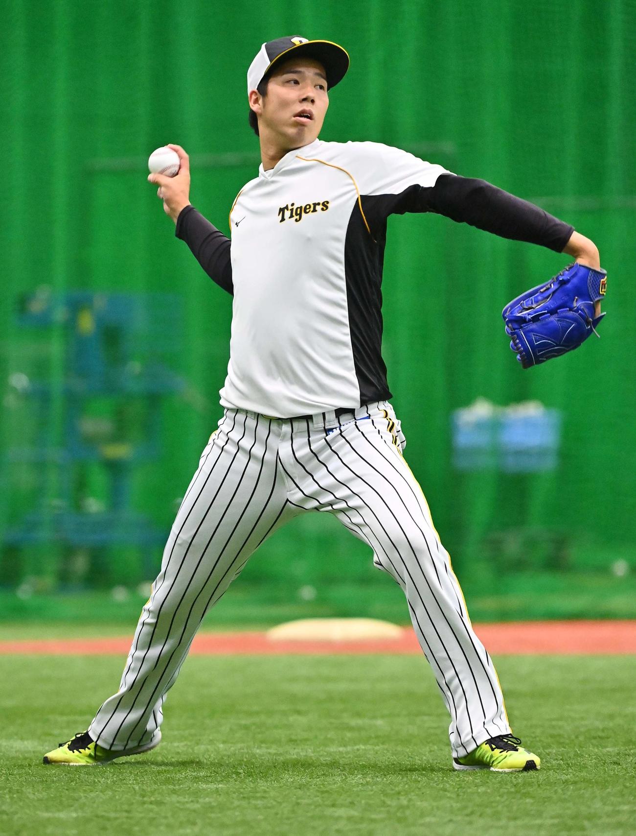 阪神対ソフトバンク　キャッチボールをして調整する青柳（撮影・上田博志）