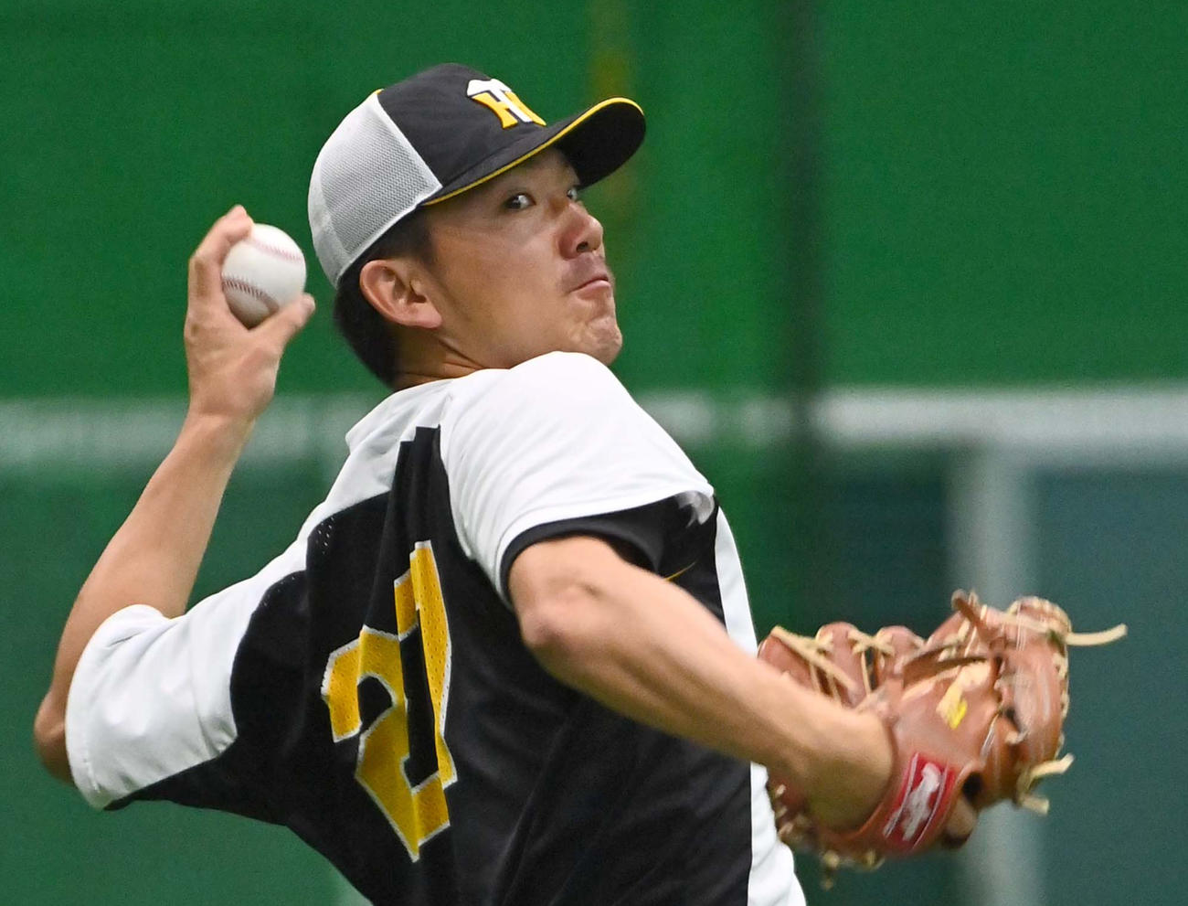 阪神対ソフトバンク　キャッチボールをして調整する伊藤将（撮影・上田博志）