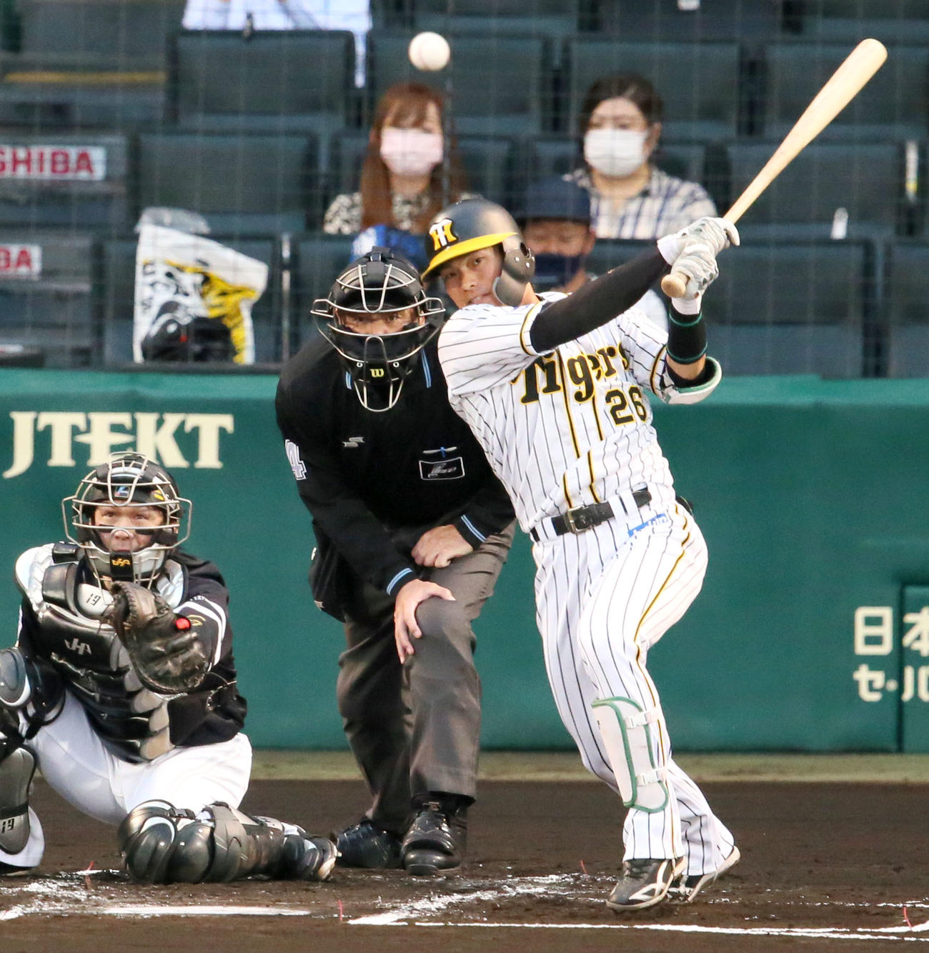 阪神対ソフトバンク　1回表阪神無死一塁、北條は先制の中越え適時二塁打を放つ（撮影・上山淳一）