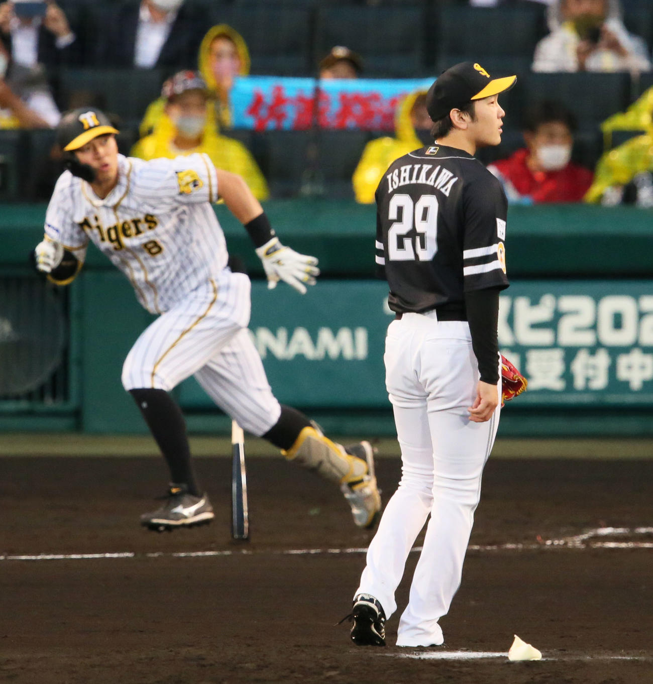 阪神対ソフトバンク　2回裏阪神無死、石川（手前）は佐藤輝に左へ二塁打を浴びる（撮影・上山淳一）
