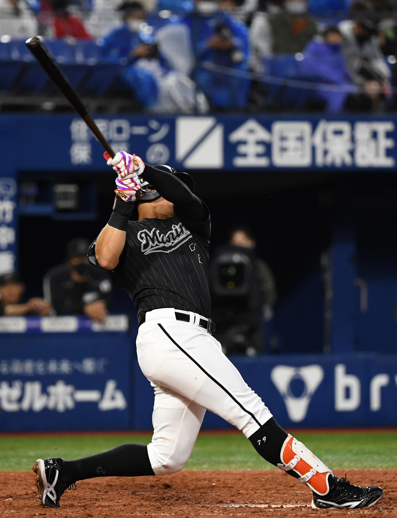 DeNA対ロッテ　3回表ロッテ1死、右越え本塁打を放つマーティン（撮影・横山健太）