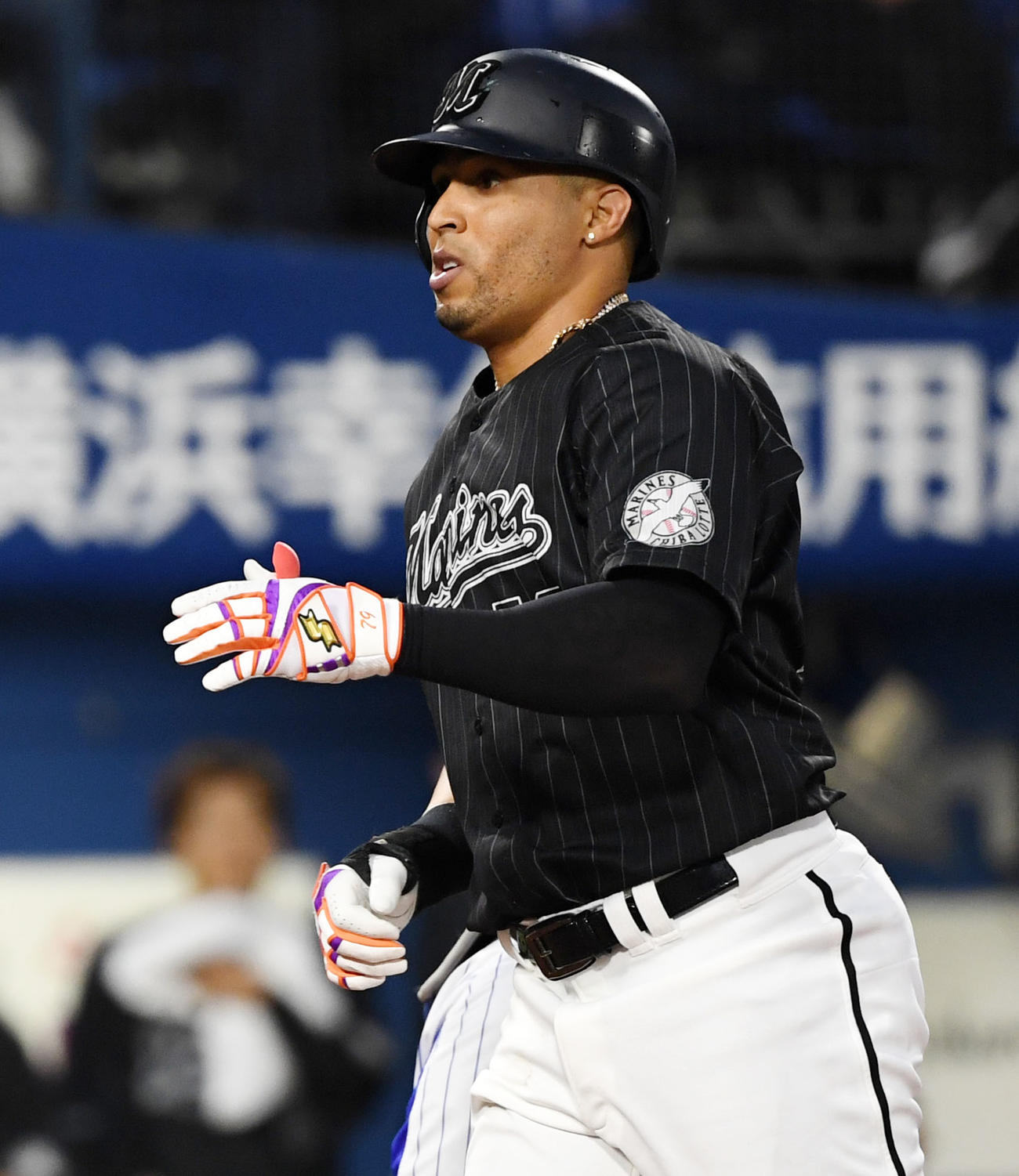DeNA対ロッテ　3回表ロッテ1死、右越え本塁打を放ちタッチをかわすマーティン（撮影・横山健太）
